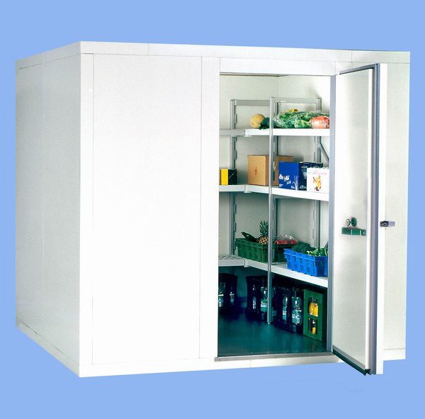 Weiße Kühlzelle mit geöffneter Tür, innen Regale mit Getränkekisten, Gemüse und weiteren Lebensmitteln.