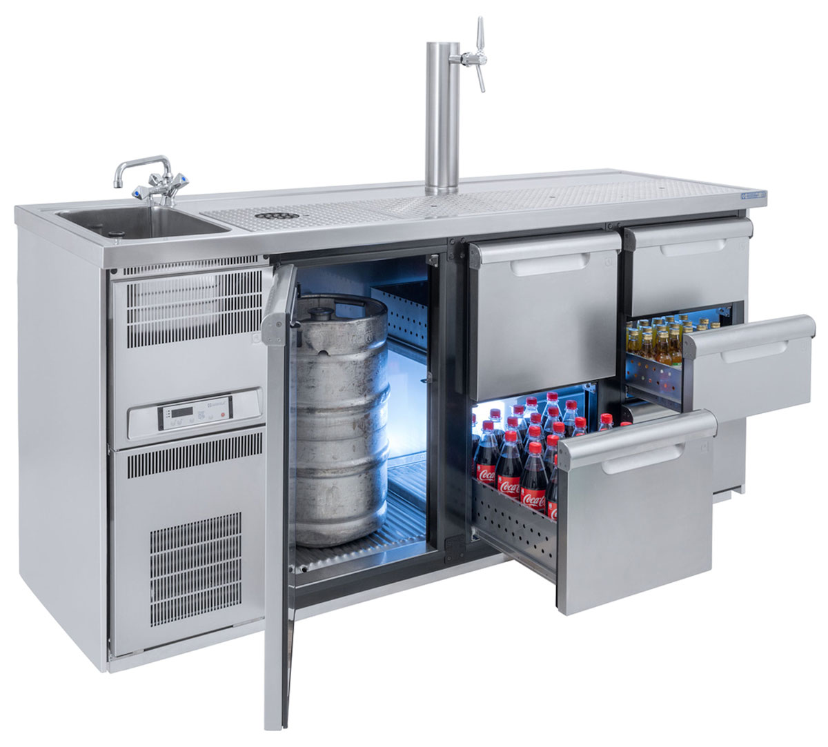 Gastronomietheke aus Edelstahl mit Zapfanlage, Spüle und offenen Kühlfächern mit Flaschen und Bierfass.